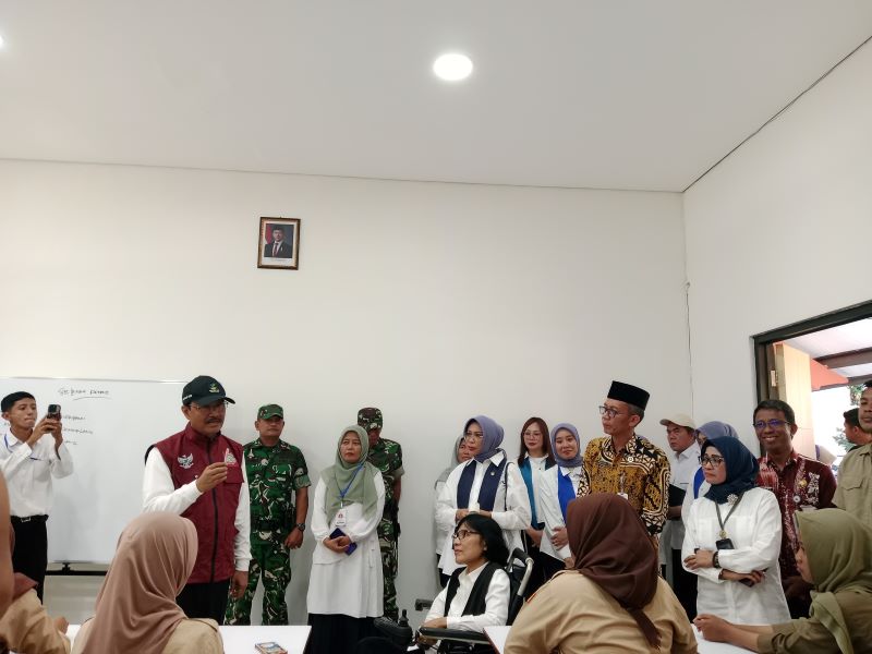 TURUN LAPANGAN: Menteri Sosial Saifullah Yusuf saat meninjau Sekolah Rakyat di Purwomartani, Kalasan, Sleman Rabu (16/7).