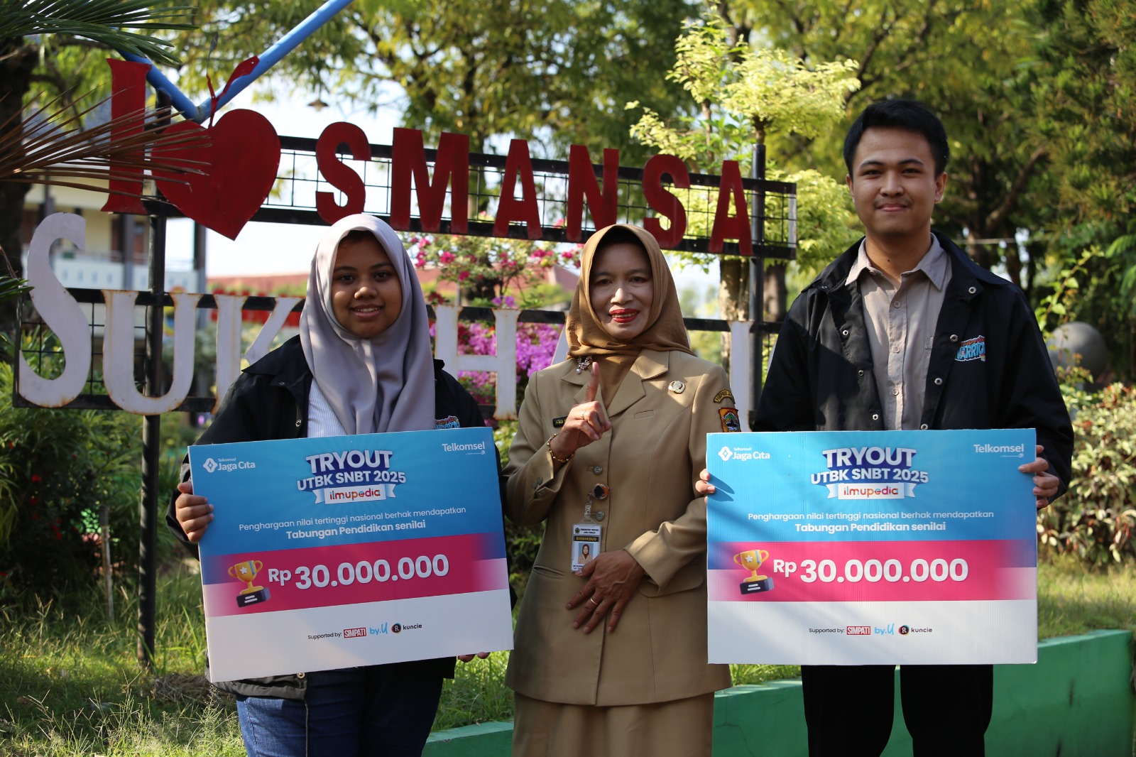 Siswa SMAN 1 Sukoharjo Raih Penghargaan Nasional Ilmupedia Tryout UTBK 2025, Telkomsel Serahkan Hadiah Total Rp 60 Juta.
