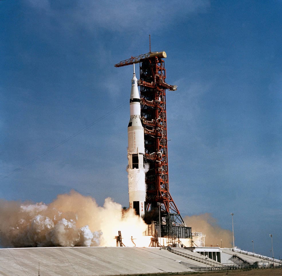 Peluncuran bersejarah Apollo 11 pada 16 Juli 1969 dari Kennedy Space Center, Florida.