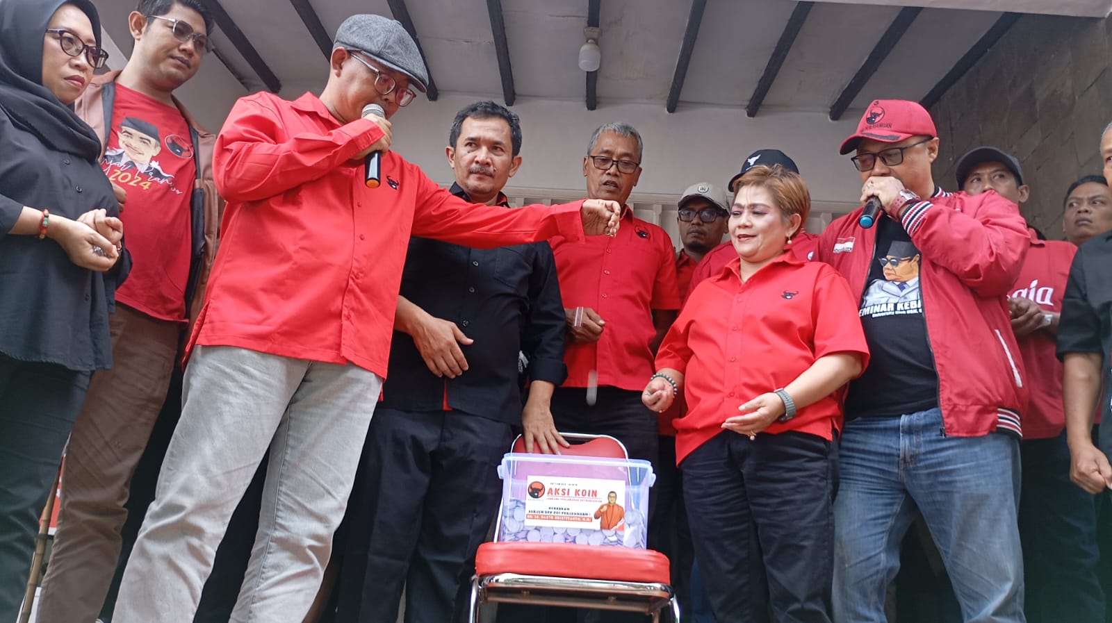 Para kader dan pengurus PDI Perjuangan saat mengumpulkan koin untuk Hasto Kristiyanto di Kantor DPC PDI Perjuangan Kota Jogja, Rabu (16/7/2025).