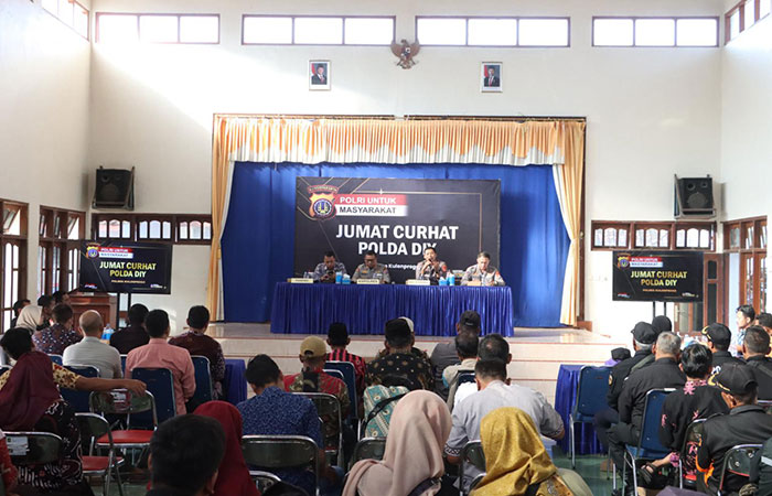 CURHAT: Warga memberikan aspirasi dan saran untuk Polres Kulon Progo.