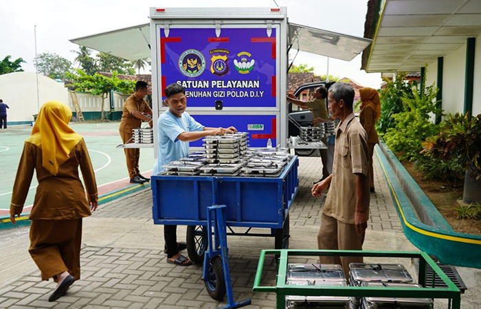 PERTAMA: Proses pendistribusian 1.954 paket MBG di Kulon Progo berjalan lancar tanpa ada kendala berarti.