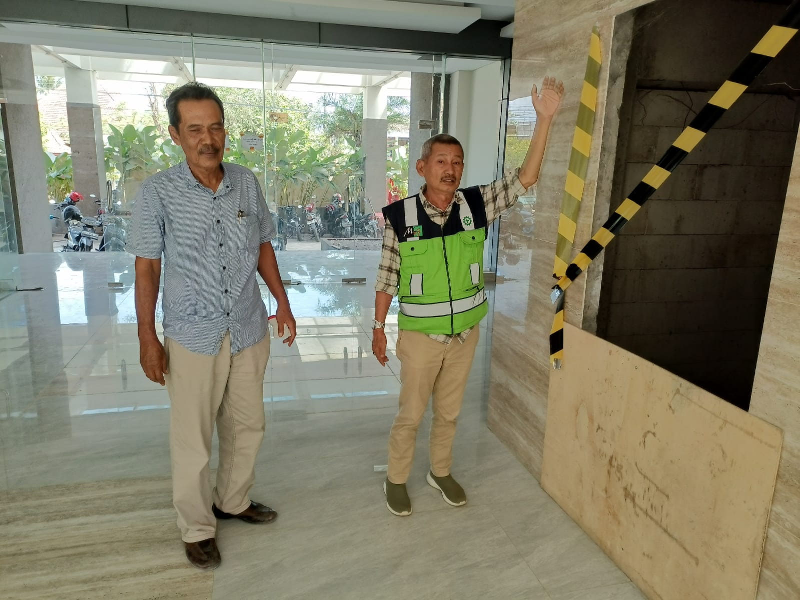 Konsultan pengawas sedang monitoring progres pembangunan Hotel Ganesha yang diproyeksi rampung pada awal November 2025. (M Hafied/Radar Jogja)