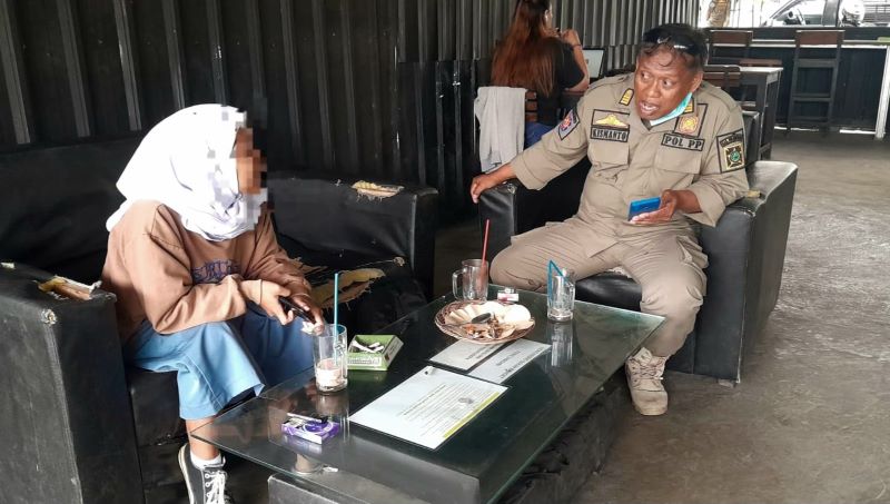 KETAHUAN: Personel Satpol PP menanyakan identitas murid sekolah.&nbsp;