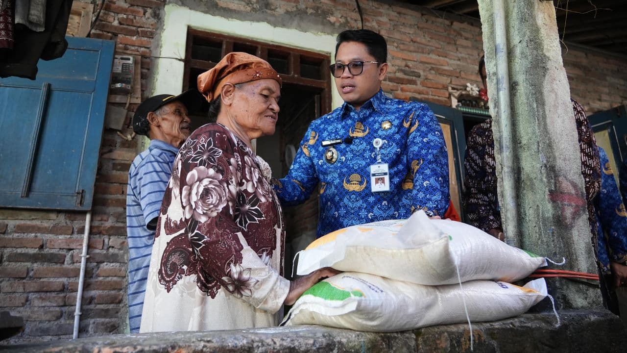 Warga Kecamatan Magelang Selatan menerima bantuan beras dari Pemkot Magelang, Kamis (17/7).