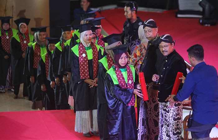 Sebanyak 1000 Keluarga Penerima Manfaat (KPM) Program Keluarga Harapan (PKH) se-DIJ mengikuti prosesi wisuda dan dinyatakan lulus dari program Bansos, di Grha Sabha Pramana, UGM, kemarin (17/7).
