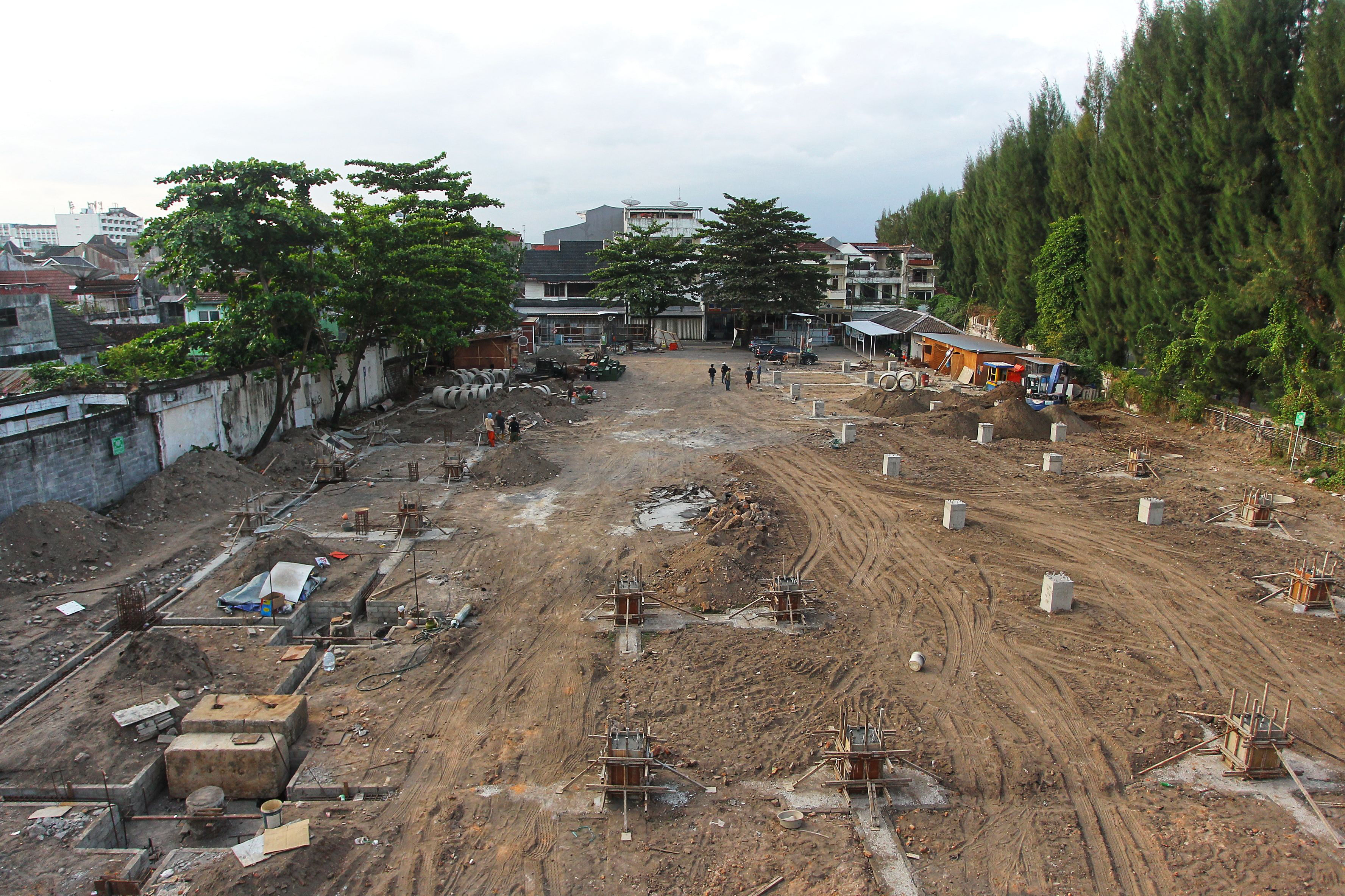 Proyek pembangunan lahan parkir Ketandan, Jogja, Kamis (17/7). Pembangunan parkir tersebut menggunakan bekas kontruksi TKP Abu Bakar Ali dan ditargetkan selesai pada Desember mendatang.