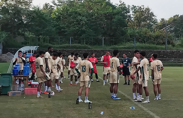 Para pemain PSS Sleman saat menjalani latihan rutin di Lapangan Pakembinangun, Sleman.