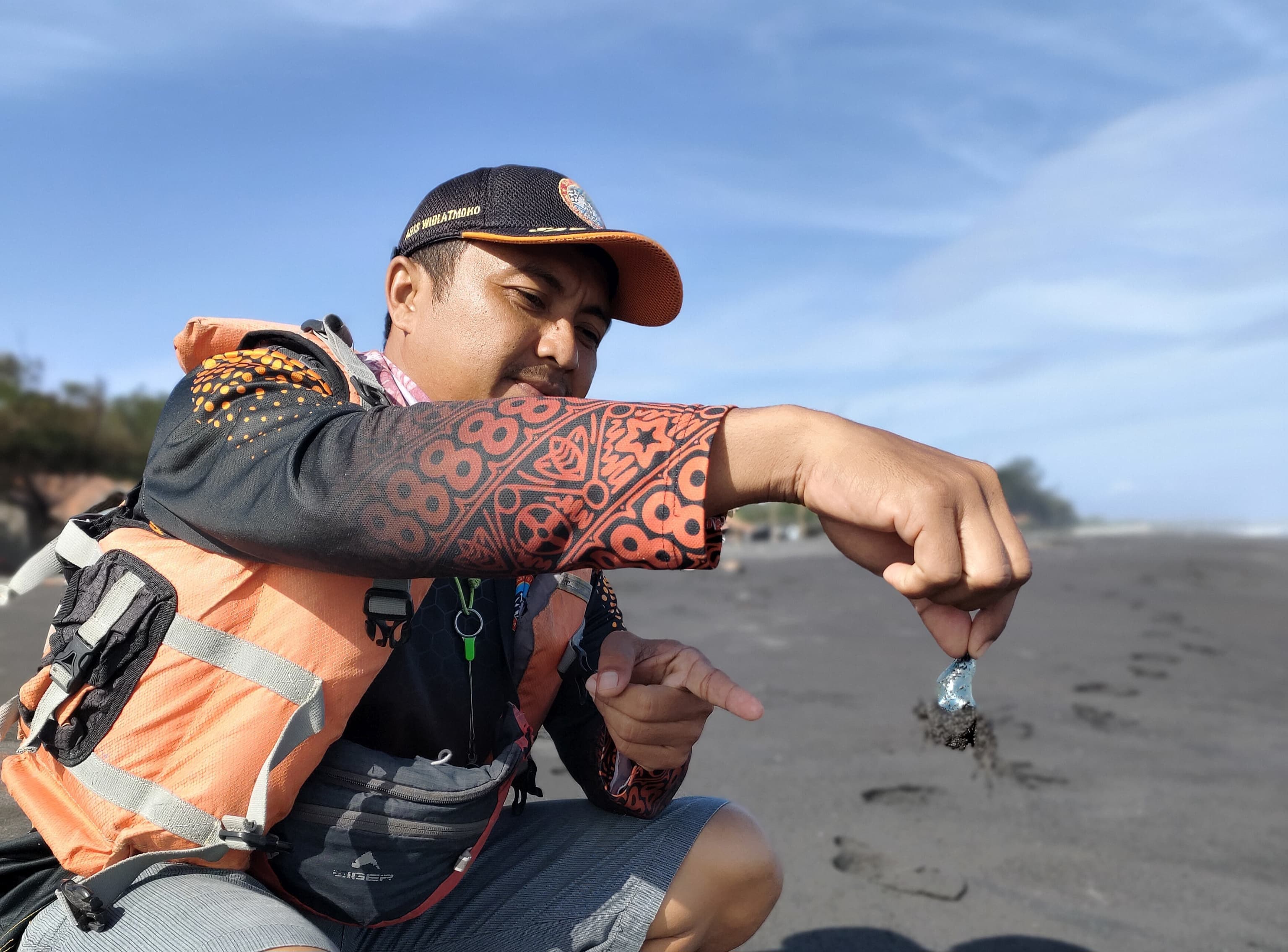 BISA MENYENGAT: Aris menemukan ubur-ubur api yang mendarat di pesisir Pantai Congot saat pantauan.