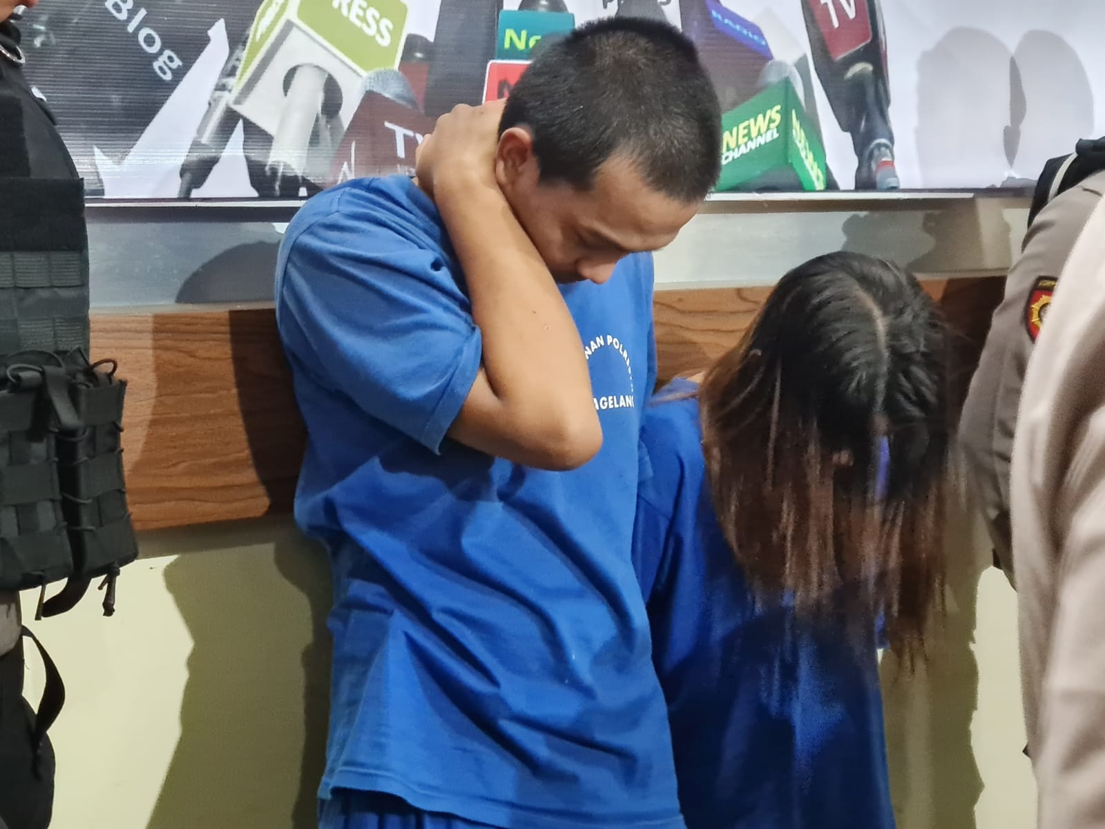 DIBEKUK: Pasutri muda tega menjual anak di bawah umur lewat aplikasi MiChat, saat dihadirkan di Mapolresta Magelang, Kamis (17/7/2025).