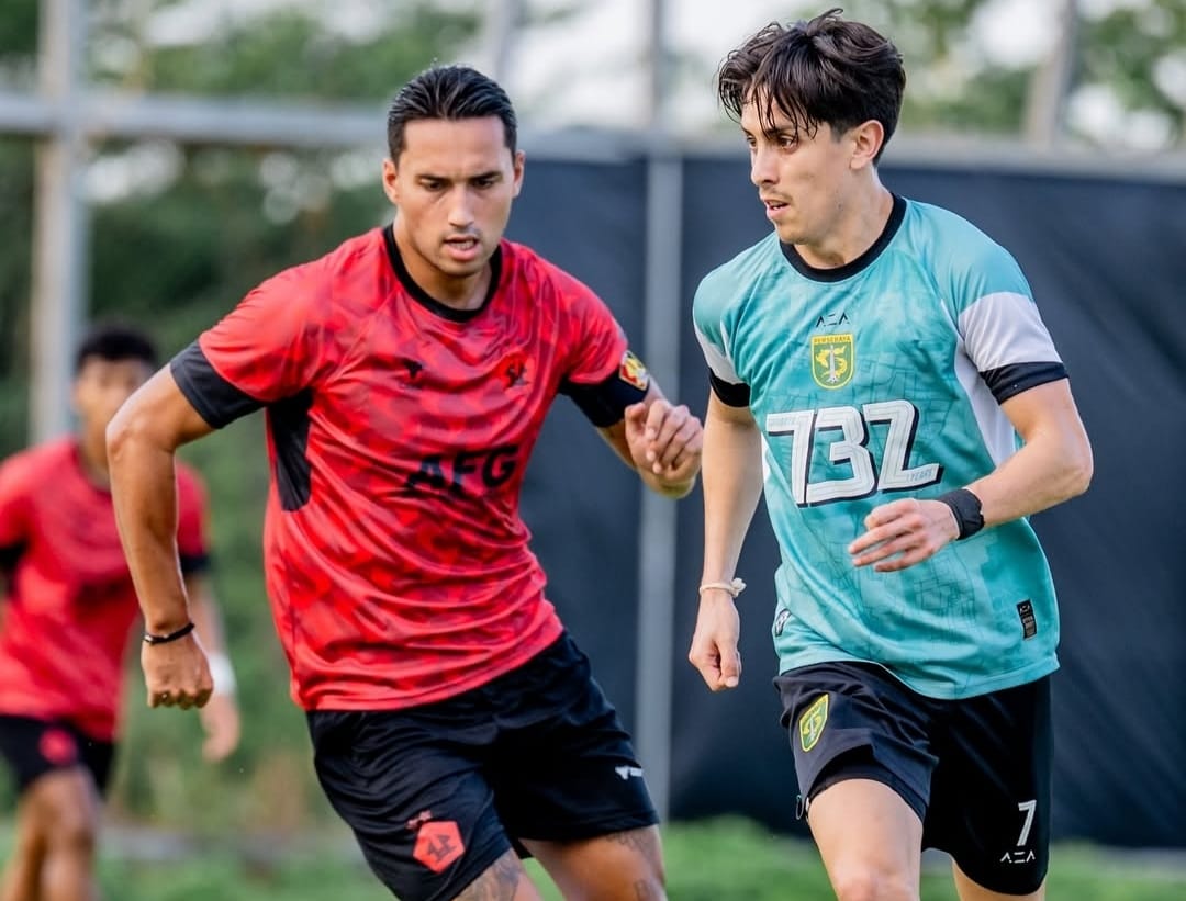 Pemain Persebaya, Francisco Rivera (kanan) coba lewati hadangan pemain Persik Kediri dalam laga uji coba