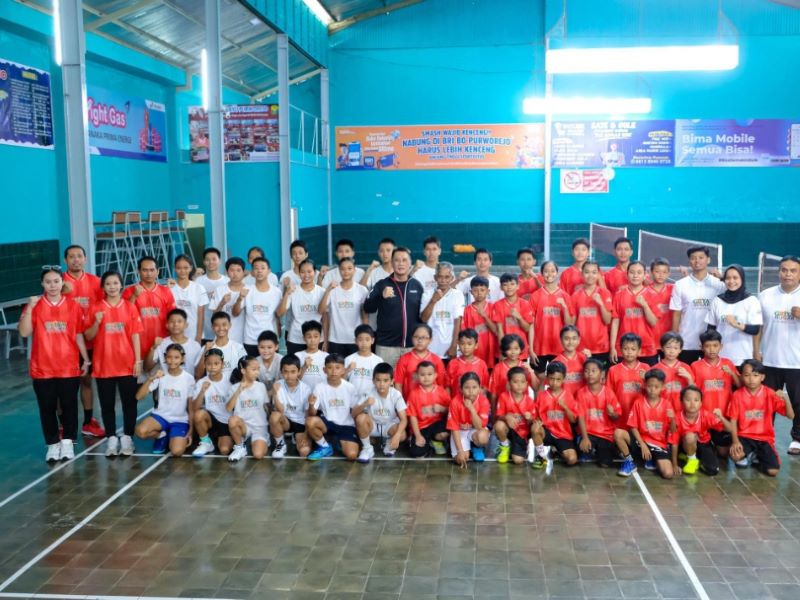 BIBIT ATLET: Pemain bulutangkis yang tergabung dalam PB Griya Bugar berkumpul setelah menjalani latihan rutin.