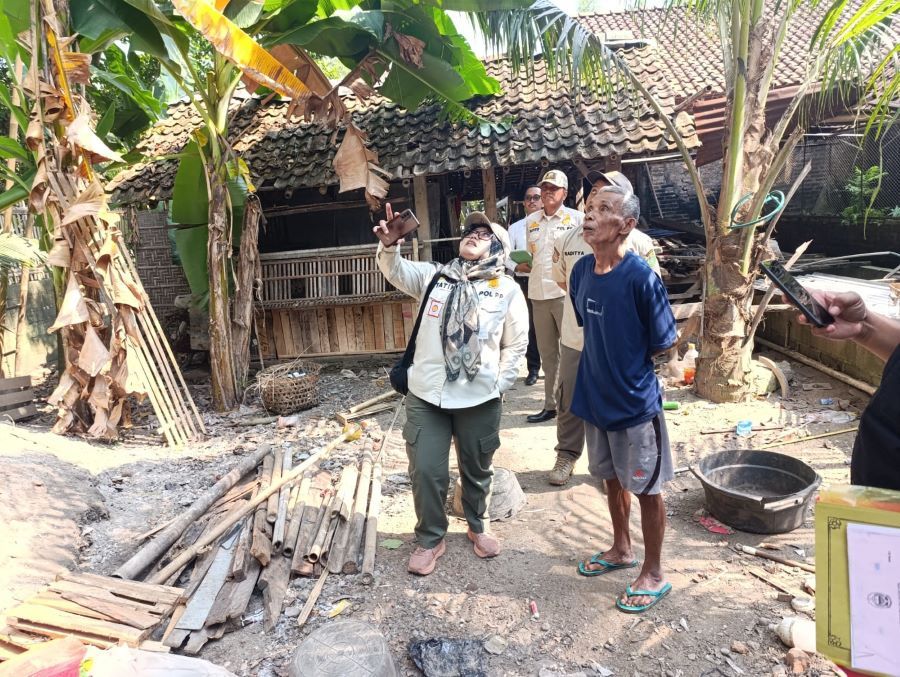 PEMANTAUN: Satpol PP Bantul sedang memantau usaha pembakaran sampah dan pemanfaatan lahan sebagai TPA di Wijirejo, Pandak