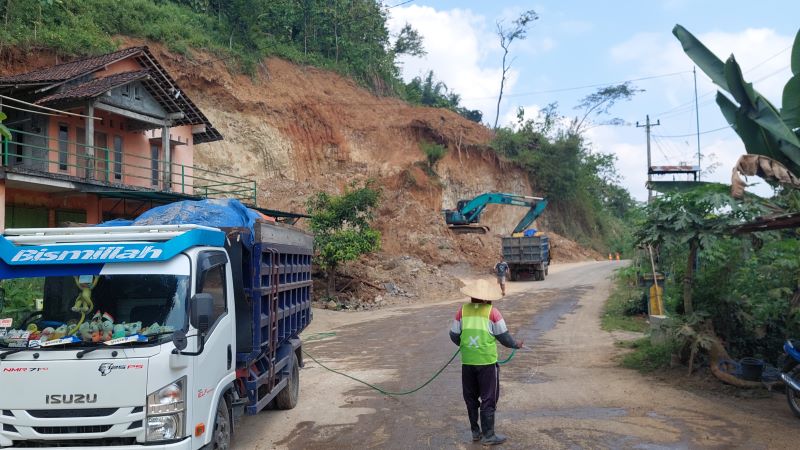 Penambangan tambang tanah urug di Padukuhan Pantog Kulon, Kalurahan Banjaroyo, Kapanewon Kalibawang, Kulon progo.