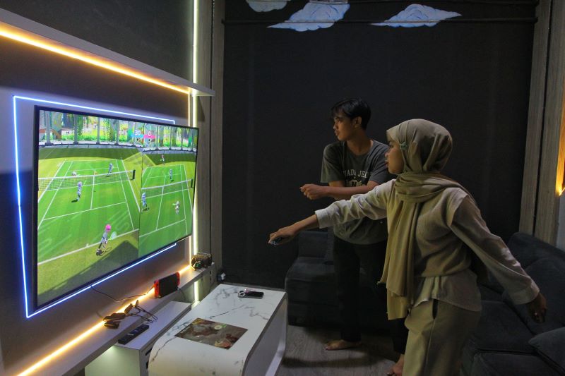 SERU: Konsumen saat bermain game di persewaan game premium.