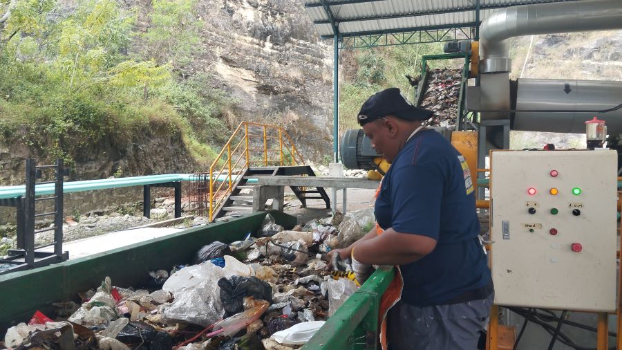 MEMILAH: Para pekerja di ITF Bawuran sedang memilah sampah