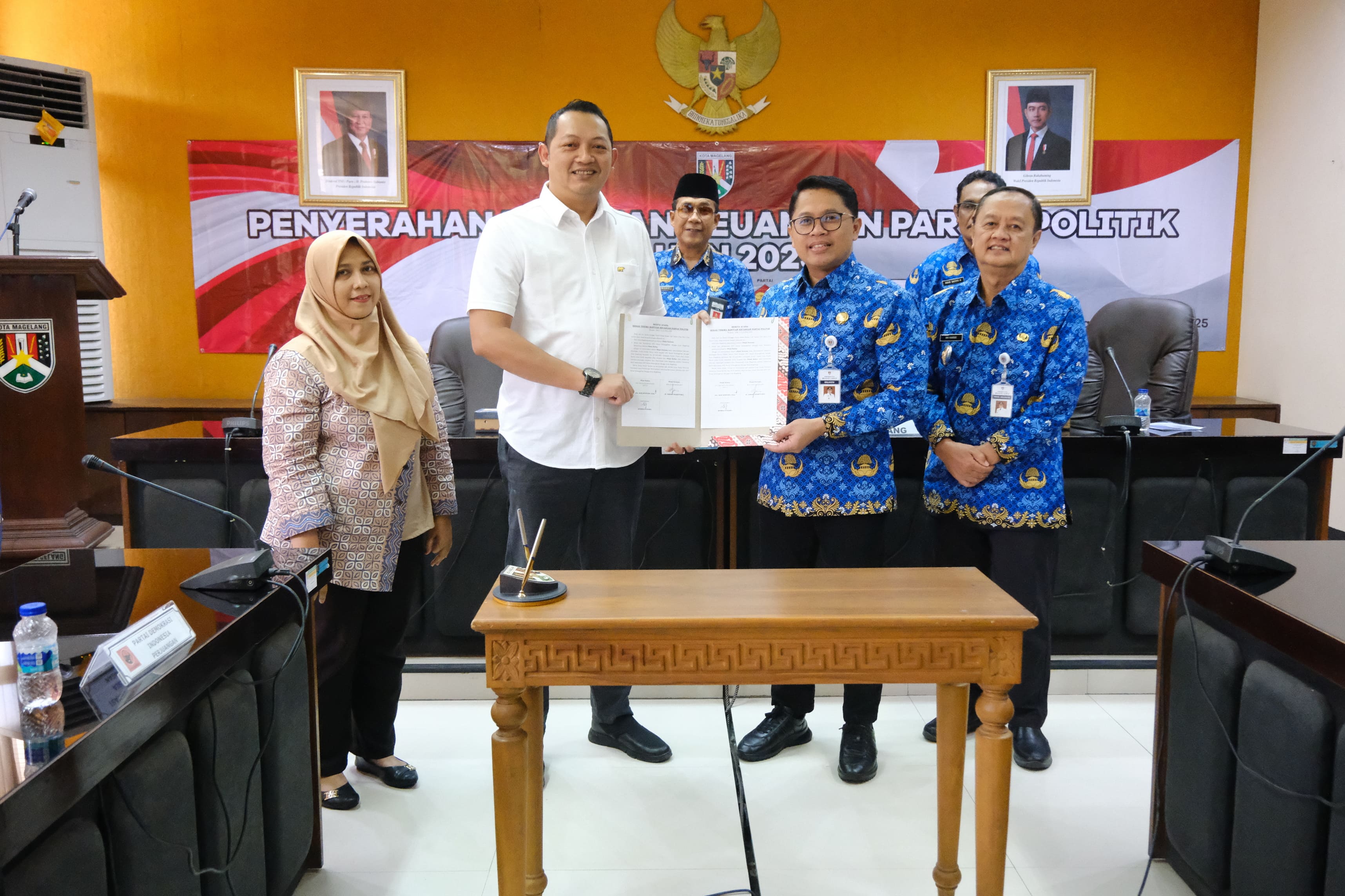 Wali Kota Magelang saat menyerahkan bantuan keuangan kepada perwakilan partai politik di Ruang Sidang Lantai 2 Kantor Pemkot Magelang, Kamis (17/7).