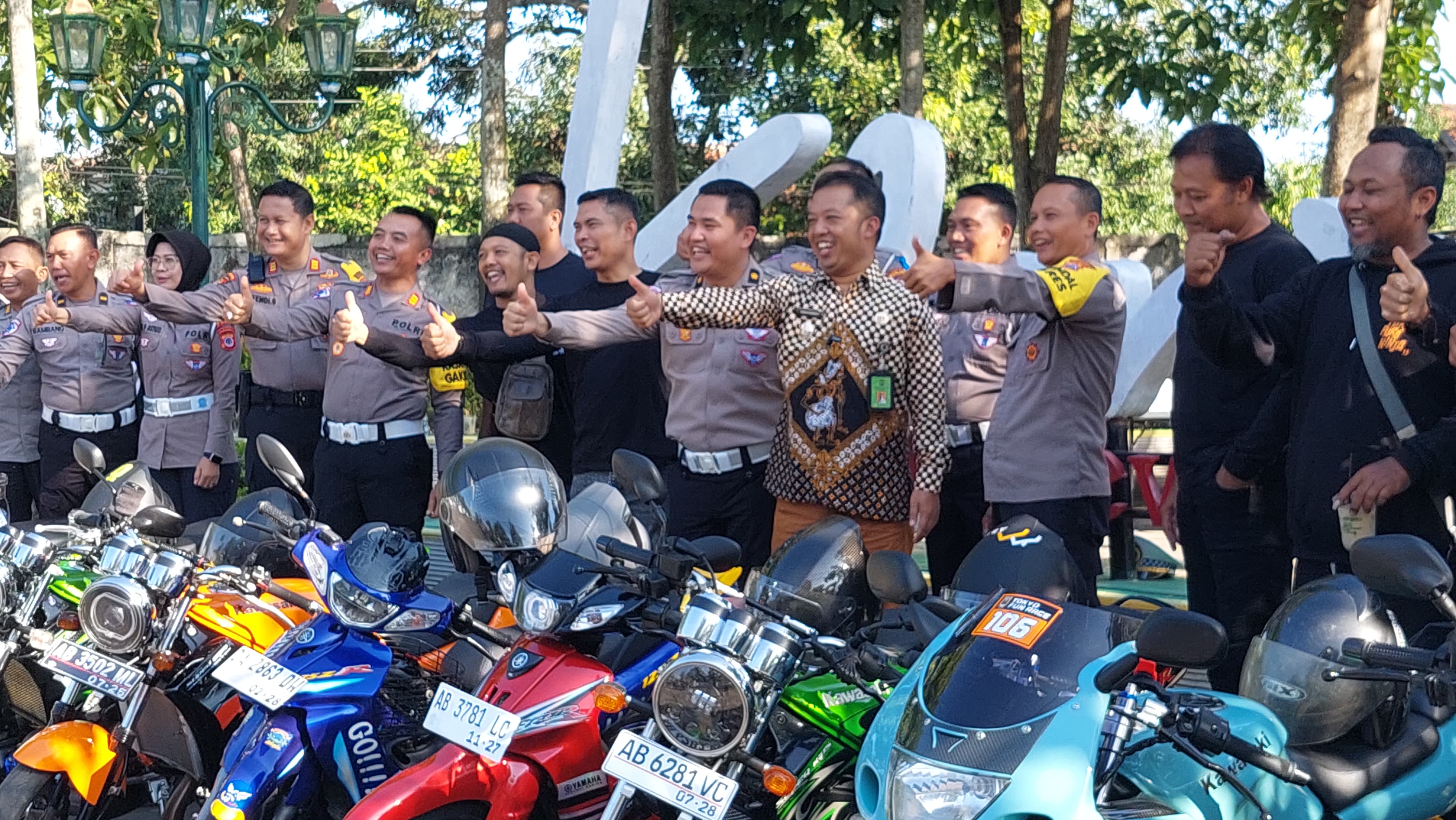 Komunitas sepeda motor bertemu dengan anggota kepolisian.