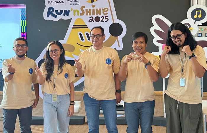 Ketua KAHGAMA Paripurna P. Sugarda (tengah), Direktur Utama GIK UGM Alfatika Aunuriella Dini (nomor dua dari kiri) saat berfoto bersama dengan para panitia Jogja Run&rsquo;nShine.