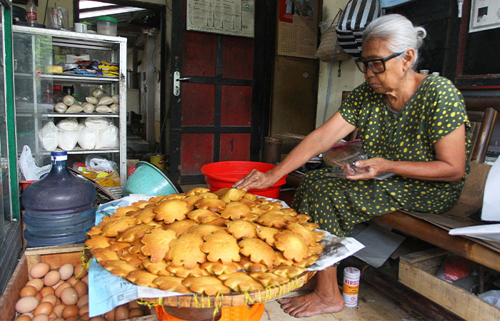 Roti Kembang Waru sering dijadikan oleh-oleh khas dari Kotagede dan juga disajikan pada acara-acara tertentu seperti hajatan atau upacara adat.