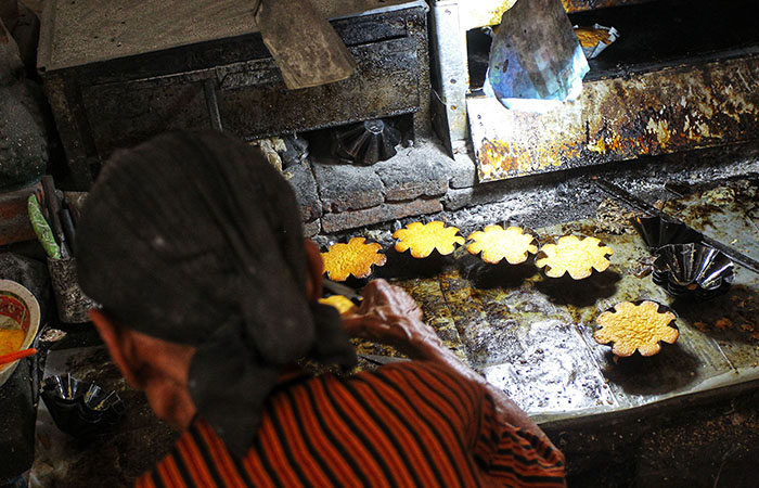 Roti Kembang Waru salah satu makanan tradisional khas dari Kotagede, Yogyakarta. Roti ini terus berkembang sejak abad ke 16 an di Kotagede Yogyakarta.