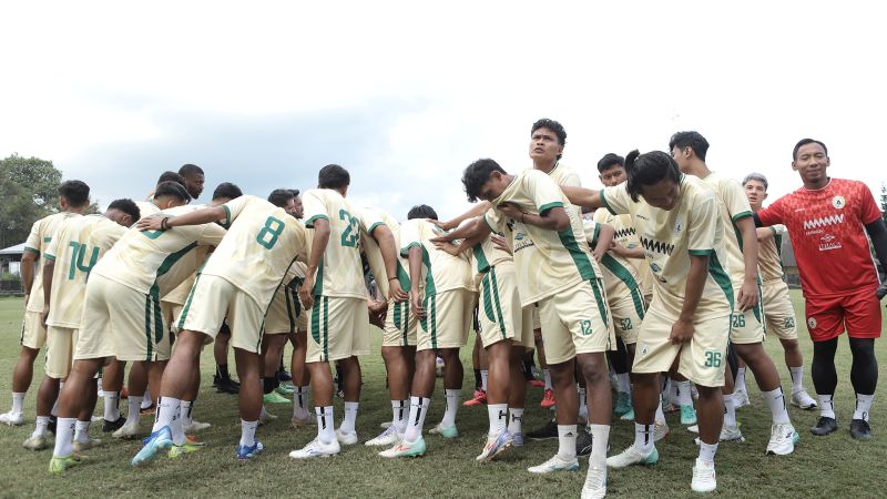 Pemain PSS Sleman berkumpul untuk meningkatkan kekompakan jelang pertandingan persahabatan lawan Persebaya