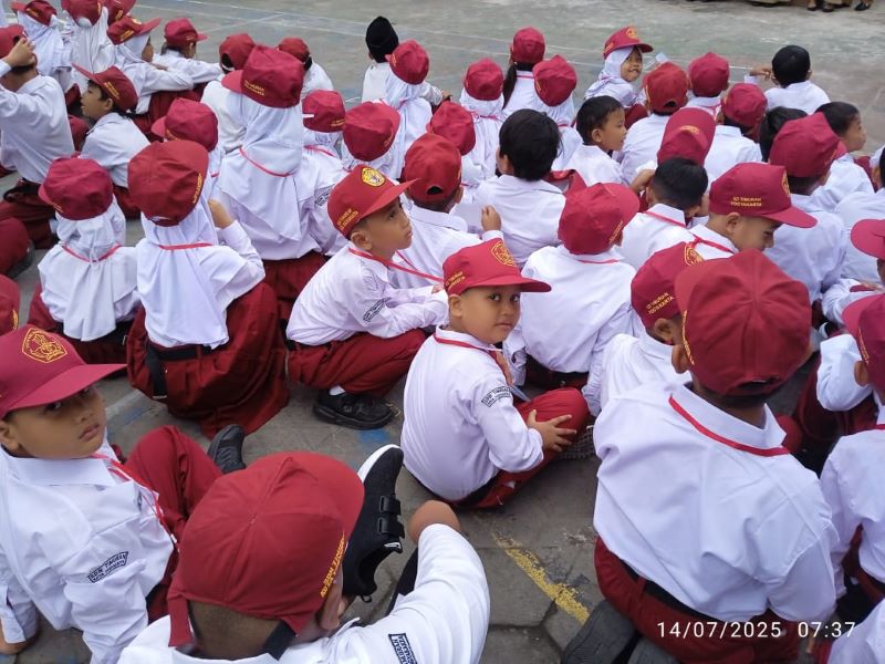 Murid SD di Yogyakarta saat mengikuti kegiatan Masa Pengenalan Lingkungan Sekolah (MPLS), Senin (14/7/2025).