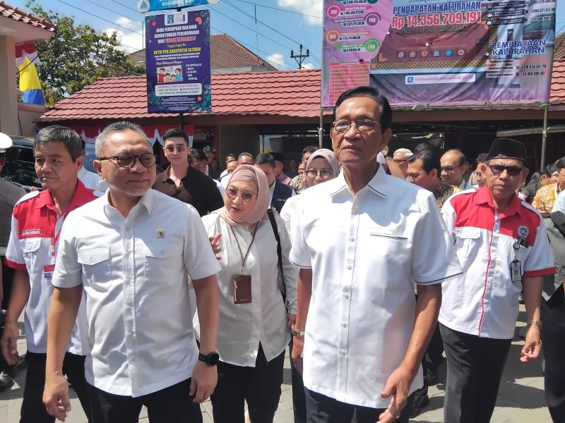 Menko Pangan Zulhas yang didampingi Gubernur DIY Sri Sultan Hamengku Buwono X saat mengunjungi KDMP Sinduadi, Mlati Sleman.&nbsp;