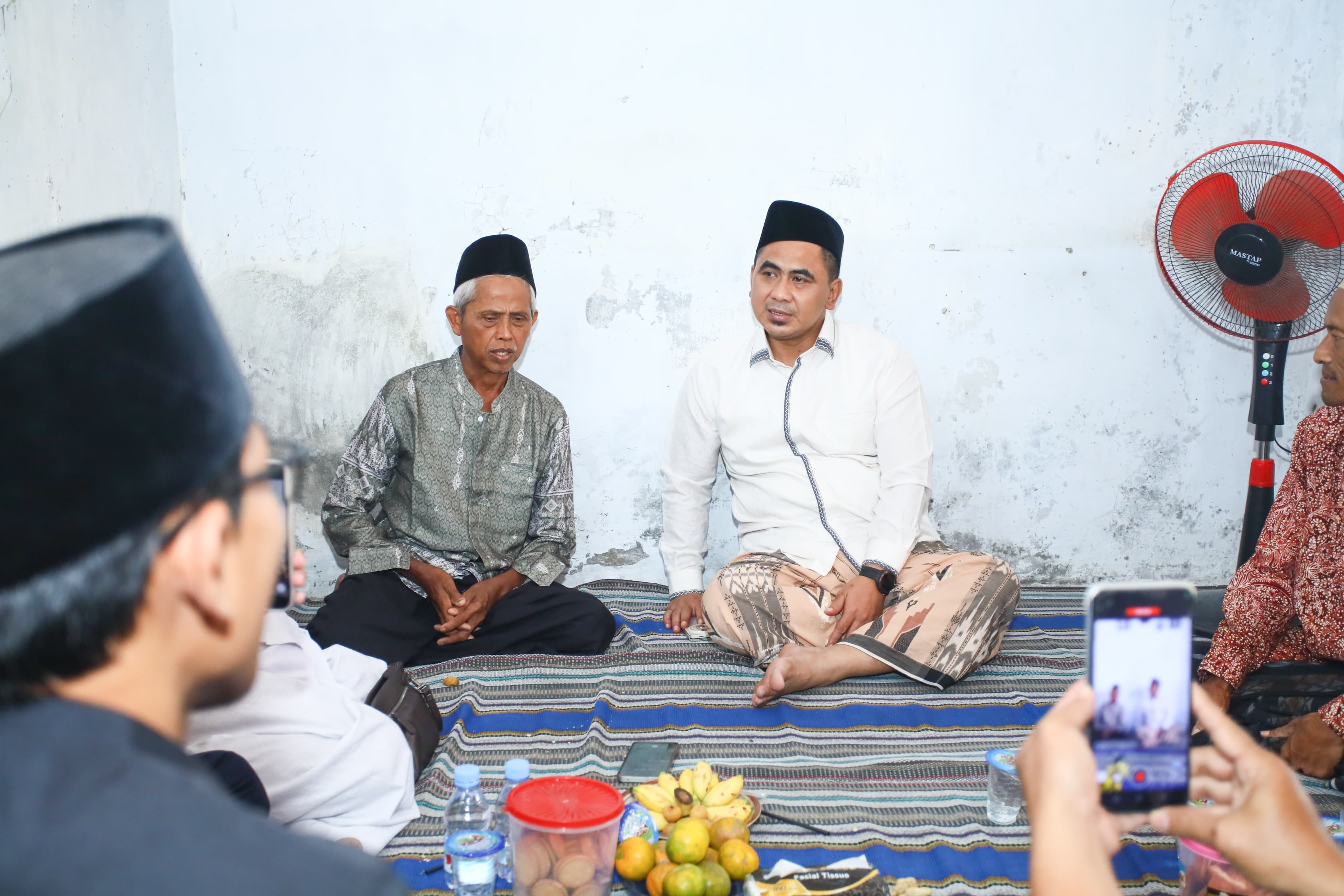 Wakil Gubernur Jawa Tengah, Taj Yasin mengunjungi Ahmad Zuhdi (63), guru Madrasah Diniyah (Madin) Roudhotul Mutaalimin di Desa Jatirejo, Kecamatan Karanganyar