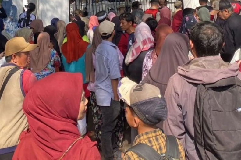 Warga antri Makan Gratis Rangkaian acara pernikahan Wakil Bupati Garut, Luthfianisa Putri Karlina, dengan Maula Akbar, putra Gubernur Jawa Barat Dedi Mulyadi, berakhir tragis