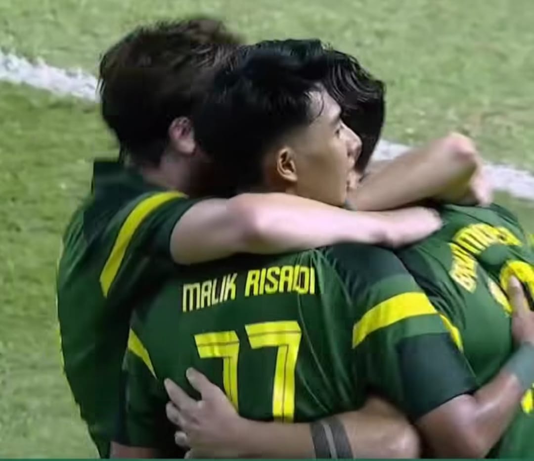 Para pemain Persebaya Surabaya rayakan gol yang dicetak Bruno Moreira ke gawang PSS Sleman