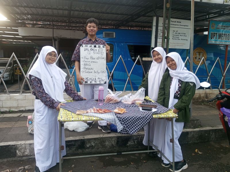 Aktivitas ini tidak hanya dilakukan di alun-alun. Setiap pagi, para siswa juga aktif berjualan di lingkungan sekolah dengan sistem pre-order melalui grup angkatan.