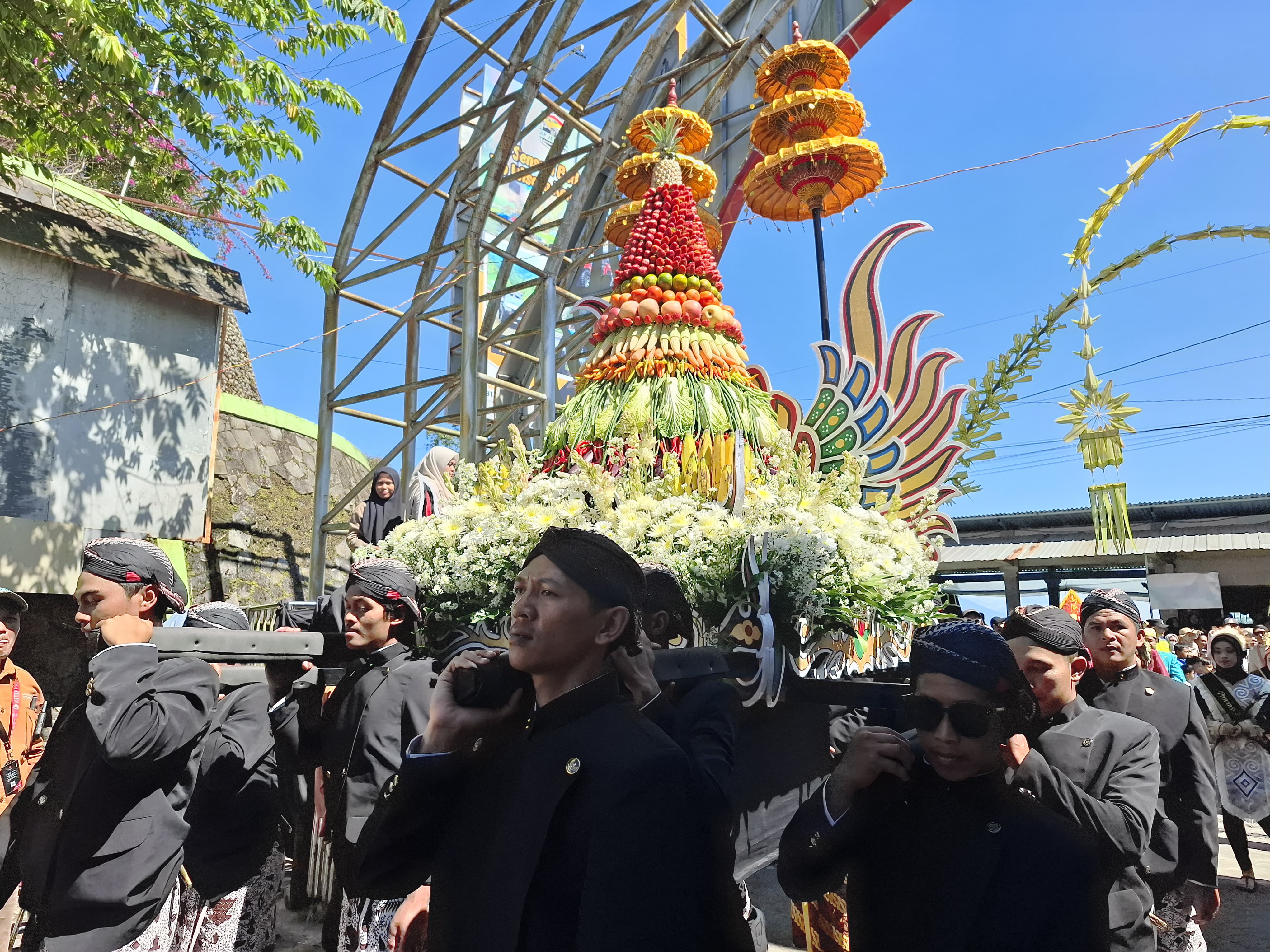Masing-masing kecamatan membawa gunungan palawija saat puncak kegiatan Ketep Summit Fest ke-6, Minggu (20/7).