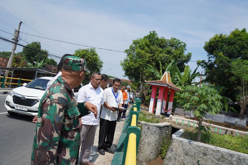 FUNGSI PENGAWASAN: Suradal (tengah) meninjau tanah longsor di Kalurahan Wukirsari, Kapanewon Imogiri beberapa waktu lalu.