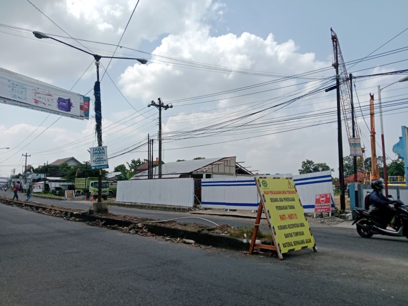 GERSANG: Revitalisasi taman di Jalan Raya Tajem Minggu (20/7). Pohon yang berada di median jalan sudah ditebang.