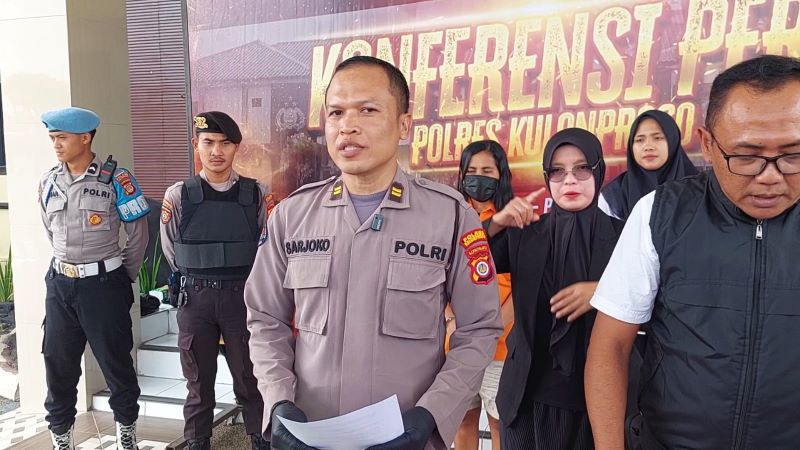 LUBANG: Dinding Tomira dijebol oleh pelaku untuk mengambil barang curian.
