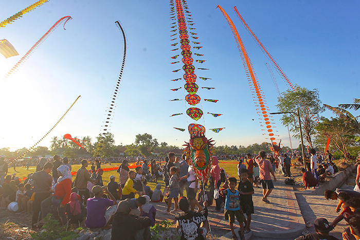 Penghobi menerbangkan layang-layang berukuran besar di Lapangan Kebonagung, Kapanewon Imogiri, Bantul, Minggu (20/7/2025). Musim kemarau didukung angin yang cukup kencang.