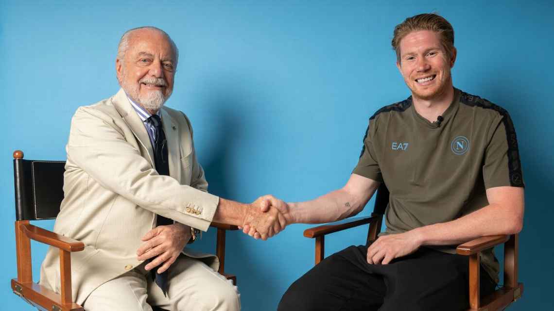 Kevin de Bruyne bersama Presiden Napoli, Aurelio De Laurentiis