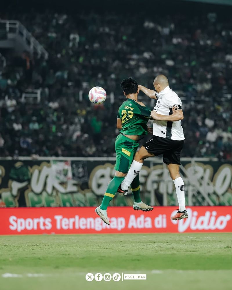 Momen pemain bertahan PSS Sleman, Cleberson beradu duel udara dengan pemain Persebaya