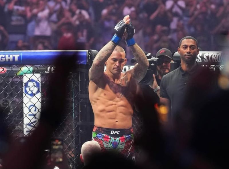 Dustin "The Diamond" Poirier mengangkat tangan memberi salam perpisahan kepada penonton setelah pertarungan terakhirnya melawan Max Holloway di ajang UFC 318, 20 Juli 2025.