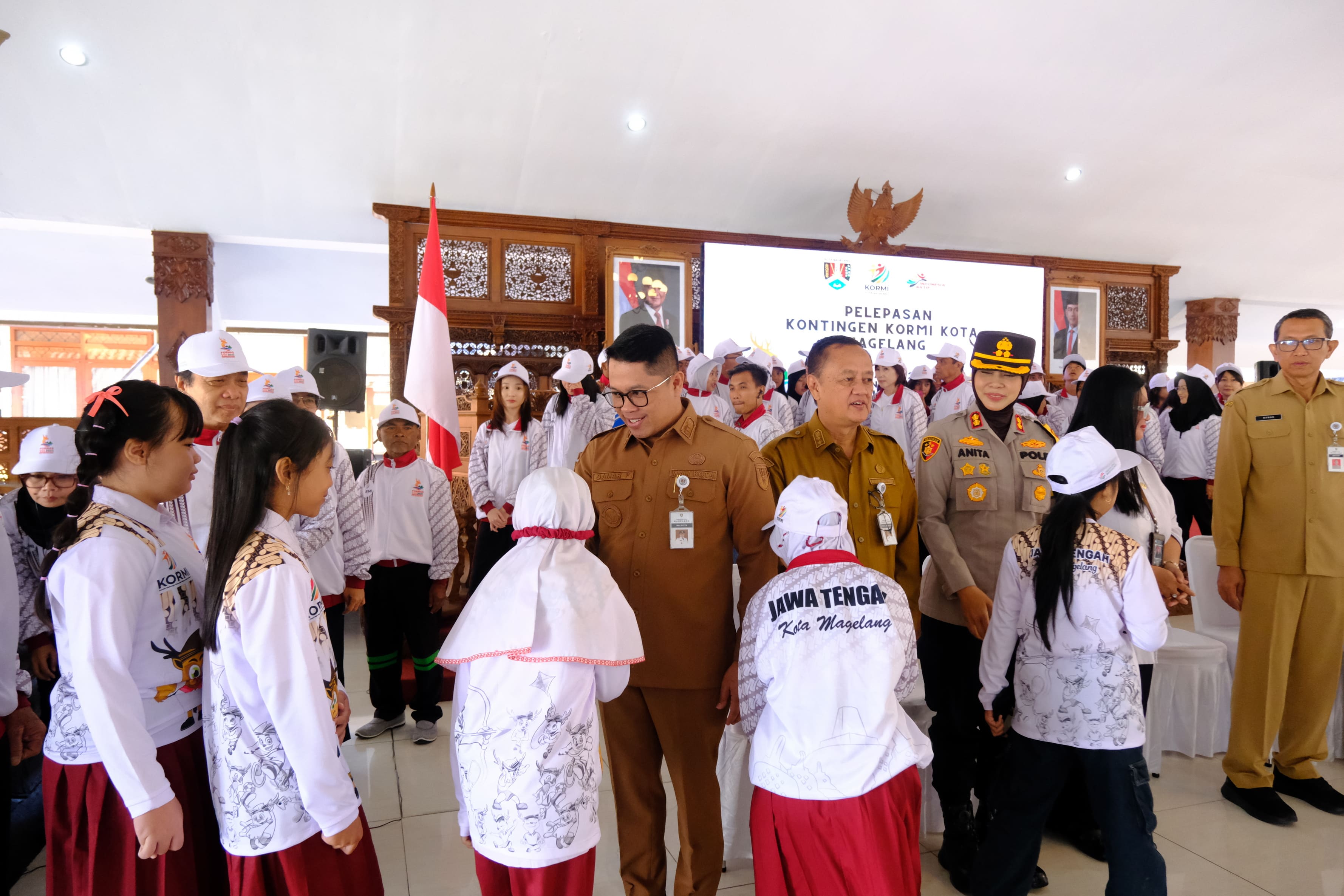 Damar Prasetyono melepas kontingen KORMI di Pendopo Pengabdian Rumjab Wali Kota Magelang, Senin (21/7).