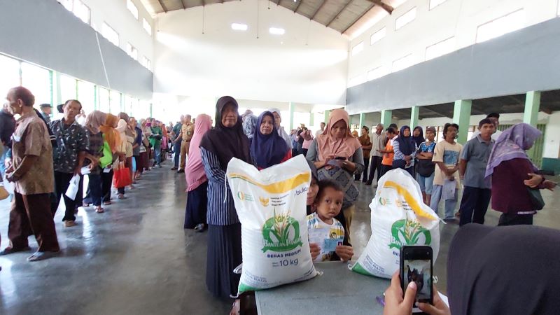 ANTRE: Warga Kalurahan Wijimulyo menerima bantuan pangan dari Badan Pangan Nasional.