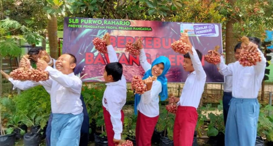 Siswa SLB Purwo Raharjo Gunungkidul sedang menunjukkan hasil panen mereka.