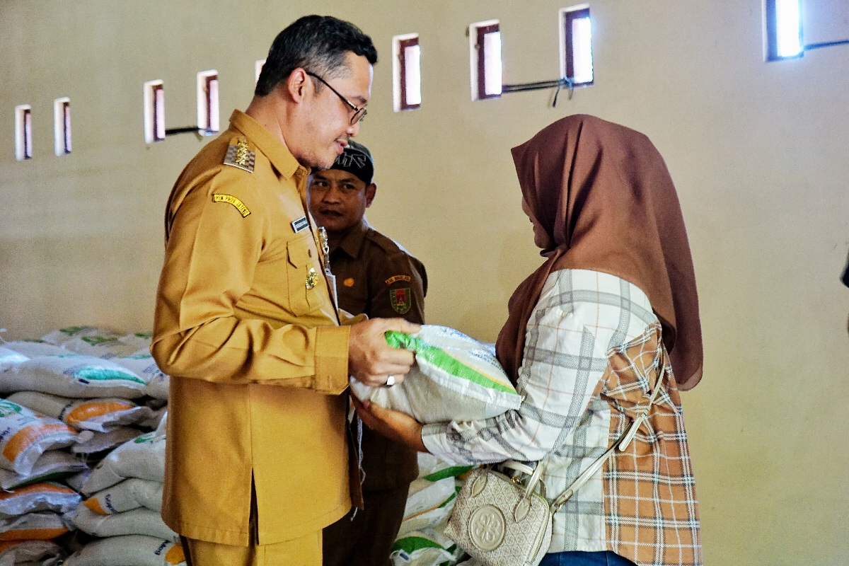 Bupati Magelang saat menyerahkan bantuan pangan berupa beras sebanyak 10 kg di Desa Tempak, Candimulyo, Senin (21/7).