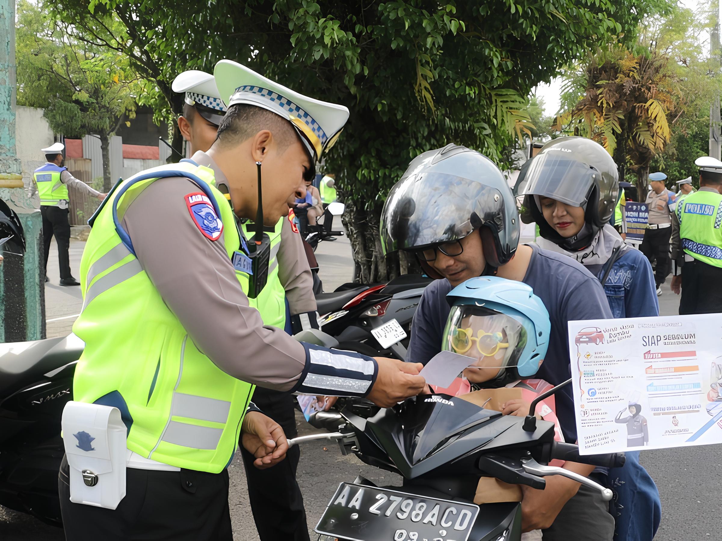 Jajaran Satlantas Polres Kebumen melakukan Operasi Patuh Candi 2025. Pendekatan persuasif dan penindakan pelanggar dilakukan selama operasi berlangsung.