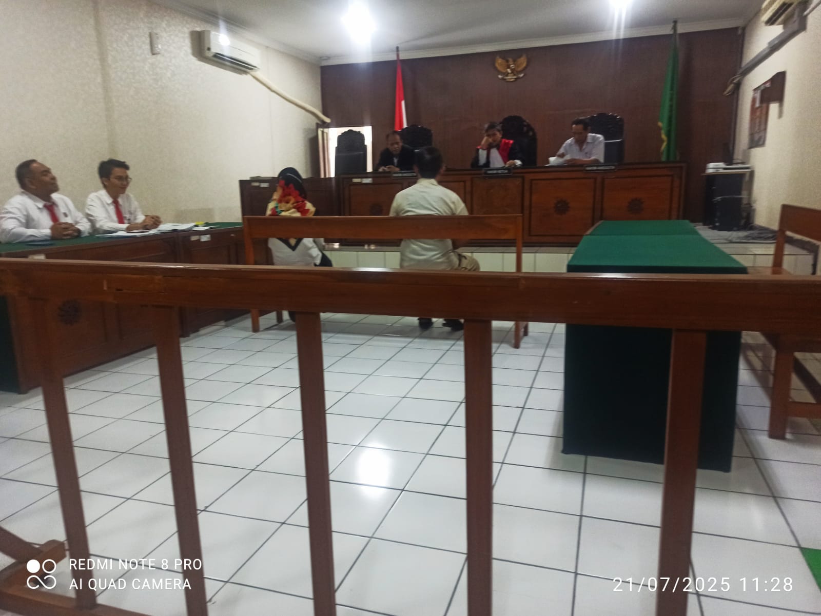 Dua pelaku pembuangan sampah liar saat disidangkan di Pengadilan Negeri Yogyakarta pada Senin (21/7/2025).