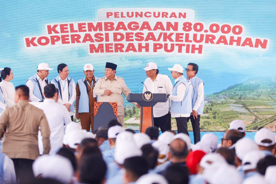 Presiden Prabowo Subianto didampingi Gubernur Jawa Tengah Ahmad Luthfi dalam peluncuran 80 ribu Koperasi Desa Merah Putih