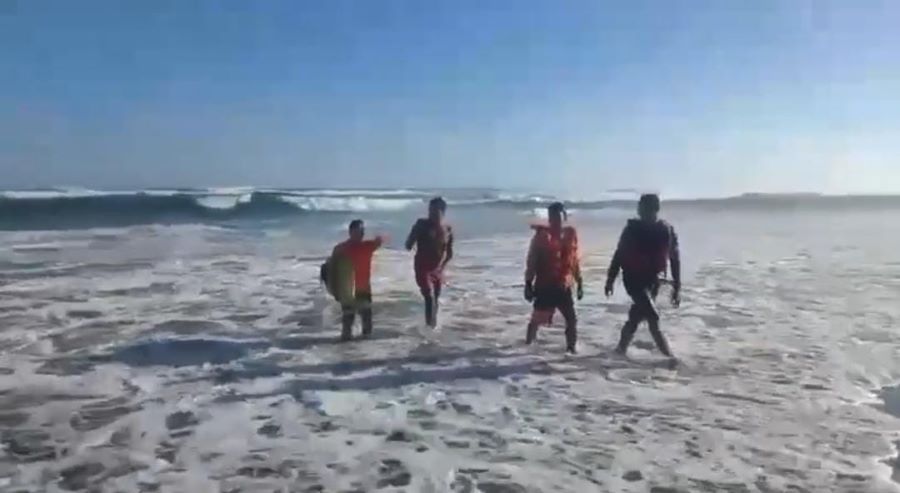 TERSELAMATKAN: SAR Parangtritis sedang menyelamatkan WNA asal Amerika yang terseret ombak di Pantai Parangtritis