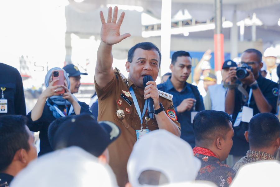 Gubernur Jawa Tengah Ahmad Luthfi menyapa warganya