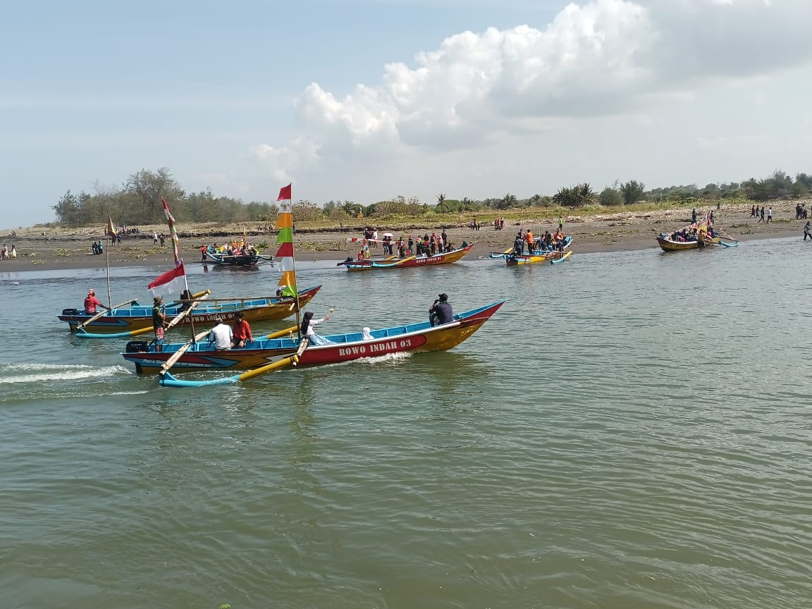 Kapal nelayan Desa Rowo, Kecamatan Mirit mengangkut berbagai macam sesaji untuk dilarung ke pantai selatan, Selasa (22/7). Tradisi ini menjadi agenda rutin tahunan nelayan setiap bulan Sura.